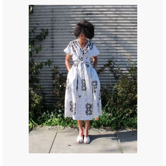 SEEK COLLECTIVE Women's Blue & Gray Geometric Print Short Sleeve Tie Waist Dress - Picture 6 of 7